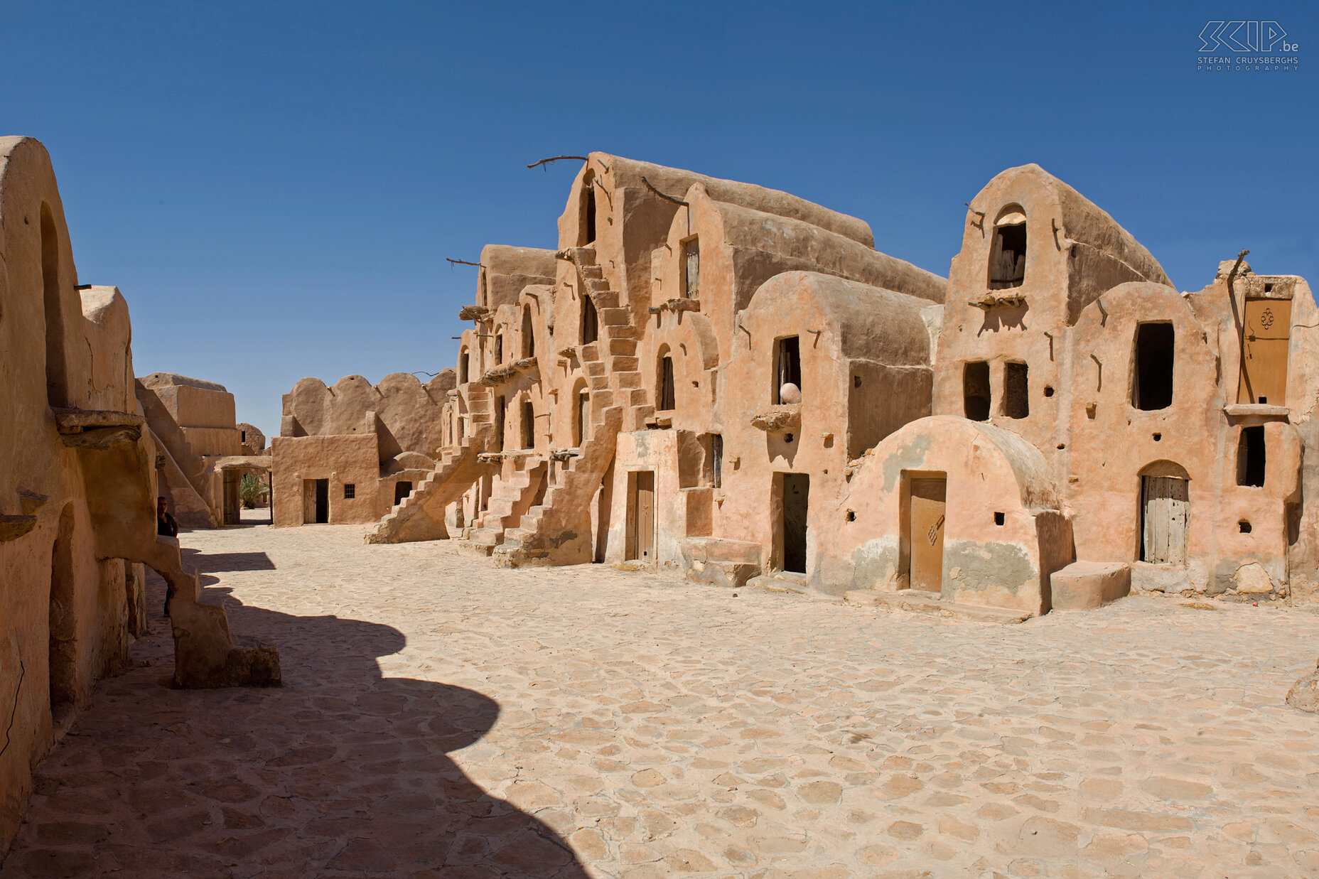 Ksar Ouled Soltane Tataouine bevindt zich ten zuiden van Medenine en het is een kleine stad met nog prachtig bewaarde ksar. 'Ksour' is het meervoud van 'ksar' en dat is een traditionele lemen en stenen constructie van de Berbers die gebruikt werden als forten, huizen en gezamenlijke graanschuren. Een ghorfa is een netwerk van kamers die gebruikt werden om graan en palm en dadel olie te bewaren. De oudste ghorfa van Ksar Ouled Soltane dateert van de 15e eeuw en de jongste van de 19e eeuw. De locatie werd ook gebruikt in de Episode I Star Wars film als de woonplaats van Anakin Skywalker in z'n jonge jaren. Stefan Cruysberghs